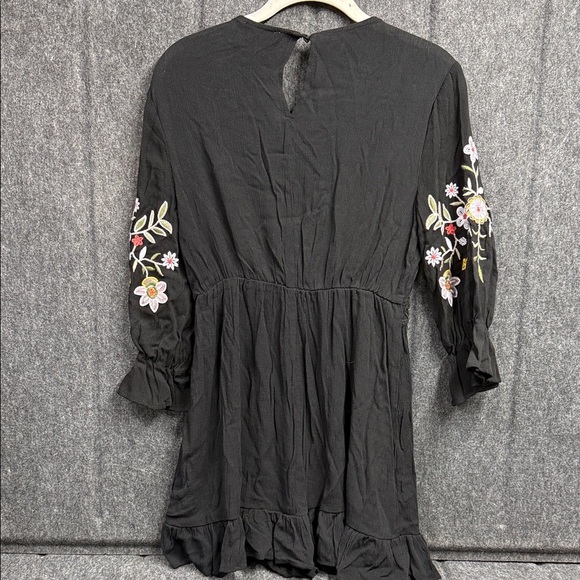 Chic Black Floral Embroidered Dress - Picture 5 of 6